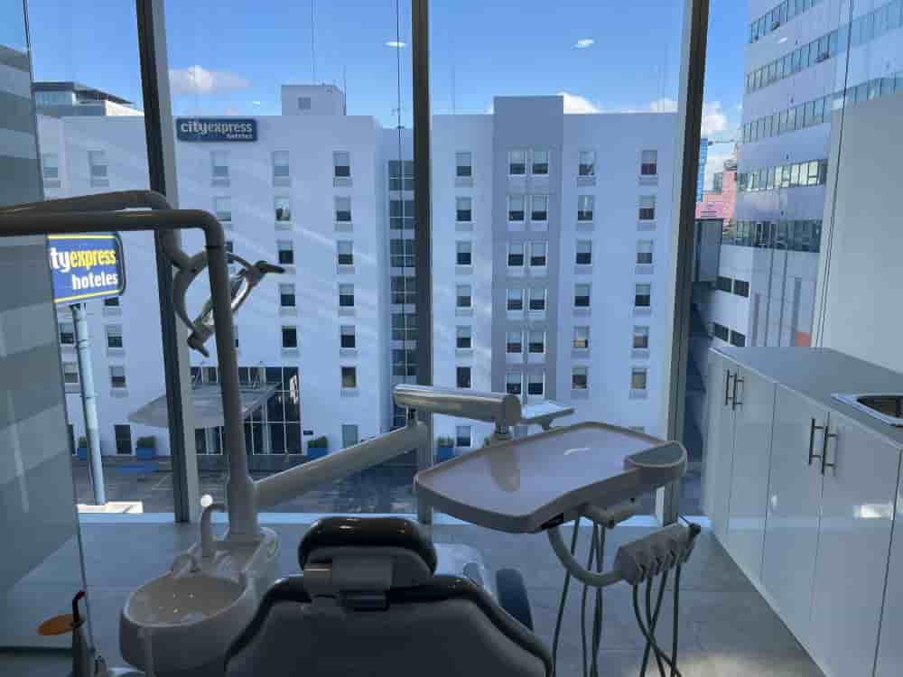 M&R Dental Studio in Tijuana, Mexico Reviews from Real Patients Slider image 2