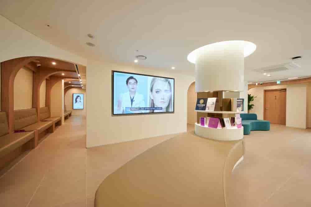Hugo Plastic Surgery in Seoul, South Korea Reviews from Real Patients Slider image 3