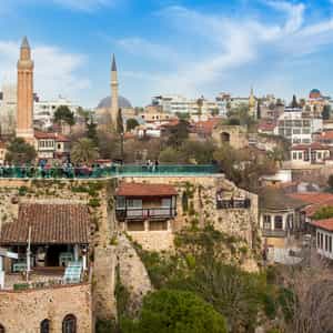 Minarete Yivli y jardín de té Casco antiguo Kaleici Antalya Turquía