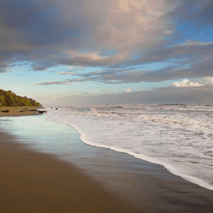 Playa tropical en la costa del Pacífico