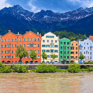 El colorido casco antiguo de Innsbruck, a orillas del río Inn