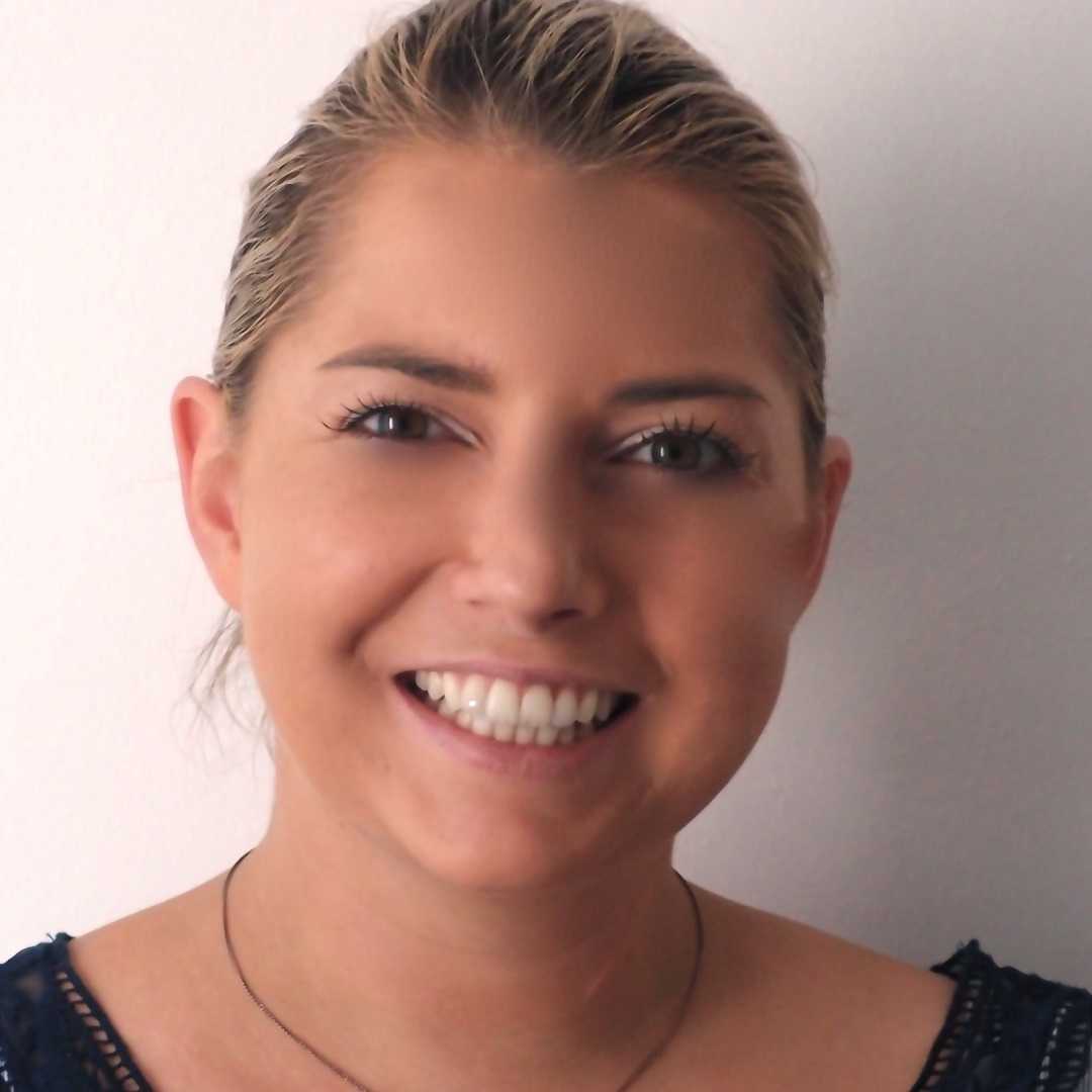 Gloria Kobinia, Licenciada