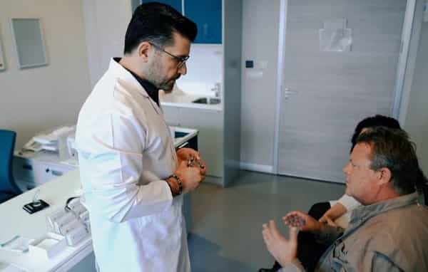 Операция на позвоночнике Фредерика Стюарта в Бурсе, Турция