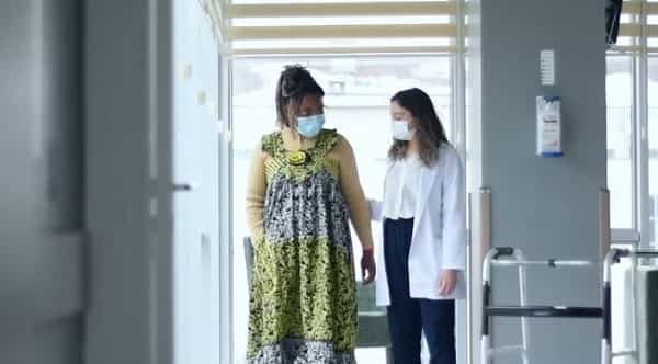 Cirugía de columna de la Sra. Yoppa en Turan Turan en Bursa, Turquía