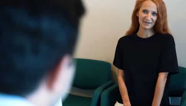 Cirugía robótica de columna vertebral de Modelina Alexandra en Bursa, Turquía