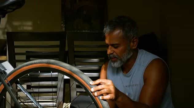 الدكتور ساروب جوشي في مركز الأوردة في مومباي الهند