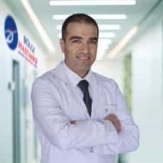 Doctor en cirugía Ahmet Tosun