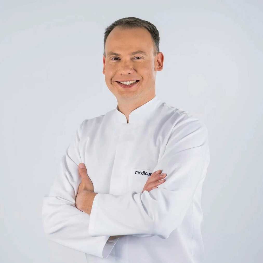 الدكتور باول شيمانسكي، دكتور في الطب