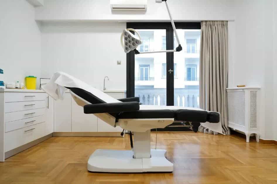 أخصائي جراحة التجميل الدكتور إلياس موستاكيس، أثينا، اليونان