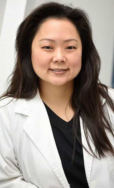 Dra. Lisa Kim - Especializada en salud de las encías y atención preventiva