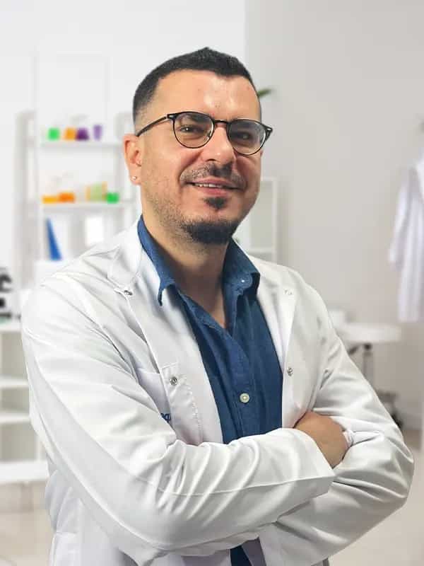 op. Dr. Ensari Y. (Cirujano Plástico)