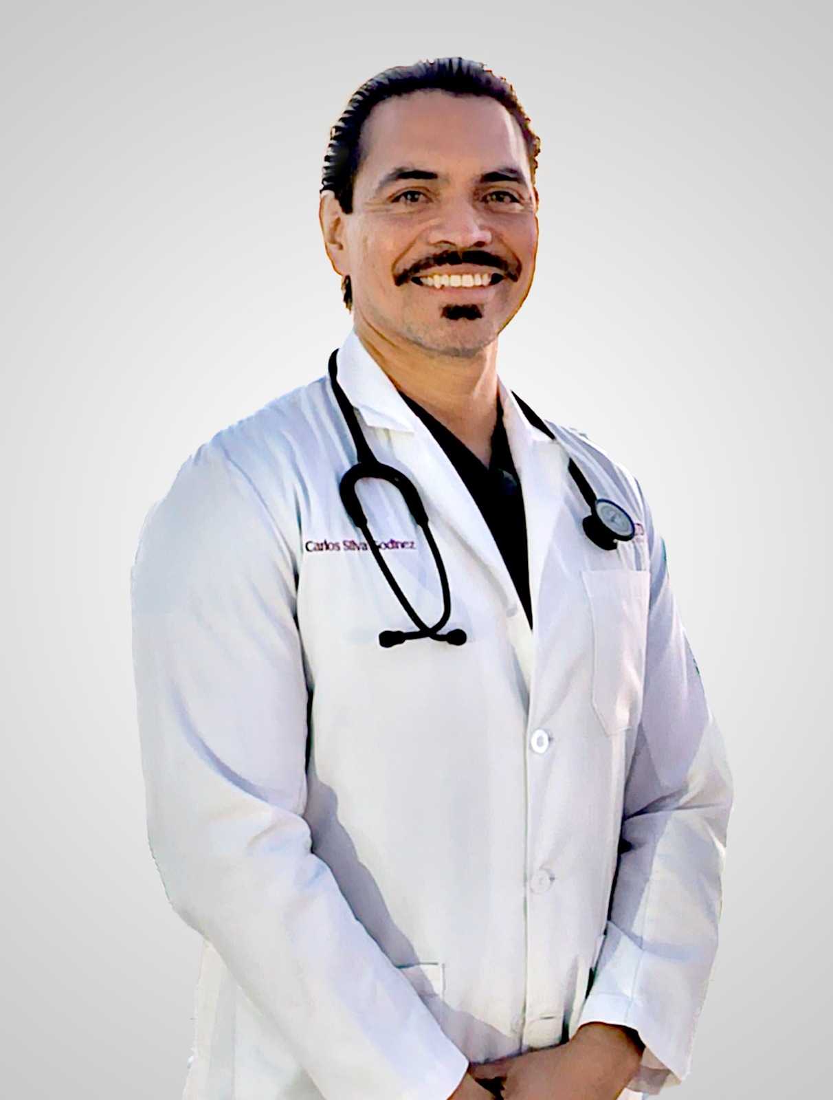 Médico Carlos Silva, especialista en tratamiento de adicciones en Tijuana, México.