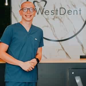 Dr. Dt. Hasan Onur Akin - Dentista en Izmir, Turquía
