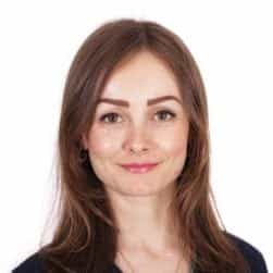 Dr. Tugce Akin - Prostodoncista