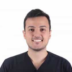 Dr. Burkan Berkay Bas - Odontólogo general y candidato a doctorado