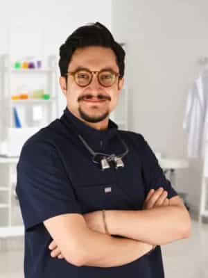 الدكتور ألبر ت. (طبيب أسنان / حاصل على درجة الدكتوراه - أخصائي تركيبات الأسنان)