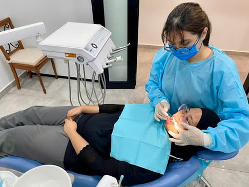 Slider image (6) Shiny Teeth Dental