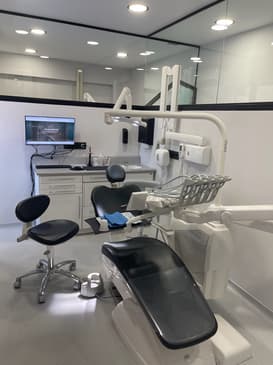 Slider image (1) CHC Clinica Dental in Barcelona Spain