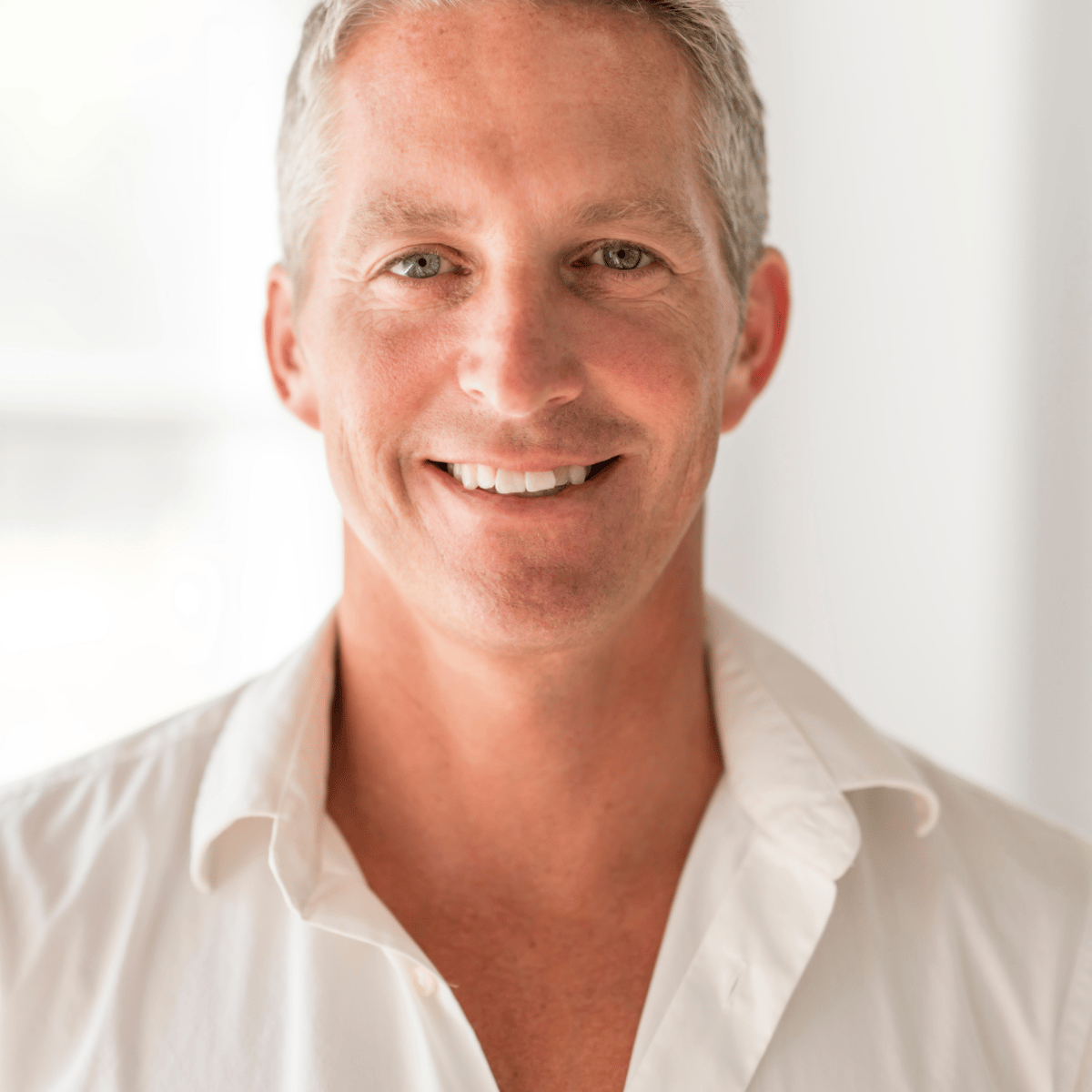 Philip Thomas de EE. UU. viaja a México para cirugía de rodilla y tratamiento con células madre