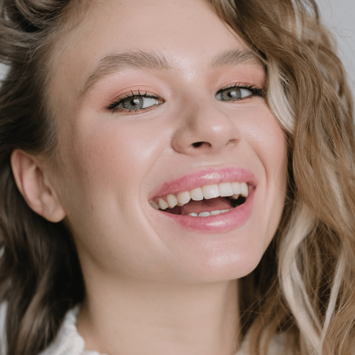 Which One Fits Your Smile Best? Comparing 3 on 6 Dental Implants Mexico vs. All-on-4