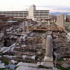 Ruinas de un templo en el Ágora de Izmir, Turquía
