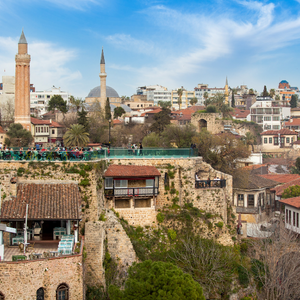 Minaret de Yivli et jardin de thé Vieille ville Kaleici Antalya Turquie