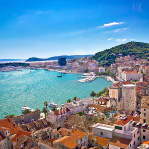 Split | Turismo dental en Croacia The vibrant old town of Split Croatia