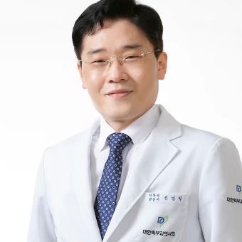 Dr. Young Ik Shin – Founder and Medical Director of DM Dermatologic Clinic